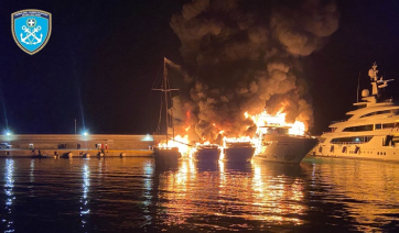Εκδήλωση πυρκαγιάς σε σκάφη στη μαρίνα Ζέας (βίντεο)