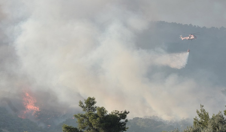 Μεγάλη φωτιά στη Μάνδρα - Εκκένωση δύο οικισμών