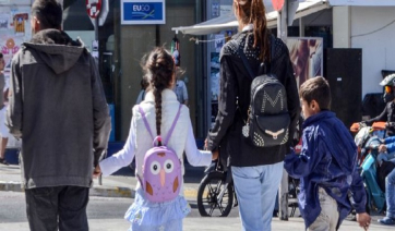 Ο μέσος Ελληνας κατά τον ΟΟΣΑ: Βγάζει 14.400 ευρώ τον χρόνο, μένει σε μικρό σπίτι, είναι... μορφωμένος αμόρφωτος