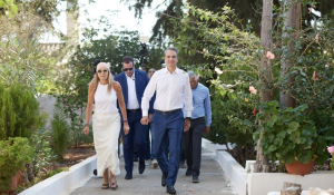 Στη Μύκονο Κυριάκος Μητσοτάκης και Μαρέβα προσκεκλημένοι του ζεύγους Θεοχαράκη