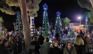 Πάρος – Λεύκες: Γιορτινή ατμόσφαιρα στη φωταγώγηση του Χριστουγεννιάτικου Δέντρου