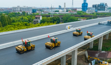 Μη επανδρωμένα μηχανήματα ασφαλτοστρώνουν γέφυρα στη Γουχάν της Κίνας – Κανόνας πλέον η ρομποτική στα δημόσια έργα (Βίντεο)