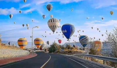 Τα πολύχρωμα αερόστατα στον ουρανό της Καππαδοκίας (Βίντεο)
