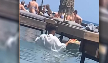 Οργή στη Ρόδο: Σερβιτόρος σε beach bar παραδίδει παραγγελία σχεδόν... κολυμπώντας!