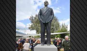 Αποκαλύφθηκε το άγαλμα του Αριστοτέλη Ωνάση στο Ελληνικό, δείτε βίντεο και φωτογραφίες