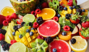 Τα φρούτα με χαμηλή περιεκτικότητα σε ζάχαρη, που πρέπει να έχουμε στο ψυγείο μας σύμφωνα με τους διατροφολόγους