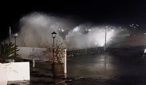 Πάρος: «Βενετία»… έγιναν παραλιακός δρόμος και πλατεία που «πνίγηκαν» στο νερό (Βίντεο)