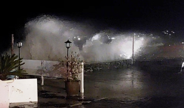 Πάρος: «Βενετία»… έγιναν παραλιακός δρόμος και πλατεία που «πνίγηκαν» στο νερό (Βίντεο)