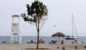 Η παραλία της Γλυφάδας, δωρεάν για όλους, όμορφη και καθαρή με νέες υποδομές