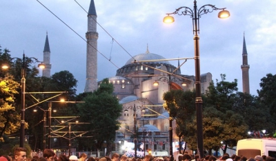 Εκατοντάδες Τούρκοι προσευχήθηκαν έξω από την Αγιά Σοφιά