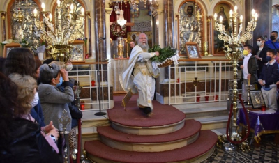 Εντυπωσιακή η πρώτη Ανάσταση στη Χίο -Με τον «ιπτάμενο» ιερέα