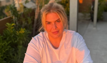 &quot;Χτίζει κορμί&quot; στη Σύρο η Δανάη Μπάρκα