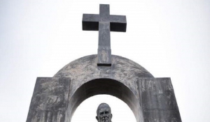 Διαχωρισμός Εκκλησίας-Κράτους: Στη Γαλλία «κόβουν» τον σταυρό από άγαλμα του Πάπα
