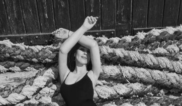 Μόνικα Μπελούτσι: Στα 60 της, ποζάρει με ολόσωμο μαγιό και κόβει την ανάσα