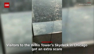 Όταν ο εφιάλτης γίνεται πραγματικότητα: Εσπασε το γυάλινο πάτωμα σε ουρανοξύστη του Σικάγο!