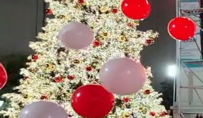 Πλήθος κόσμου στη φωταγώγηση του Χριστουγεννιάτικου δέντρου στον Πειραιά (Βίντεο)