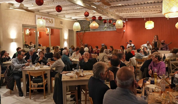 Σύλλογος Γυναικών Νάουσας Πάρου: Κοπή Πρωτοχρονιάτικης πίτας (φωτό)