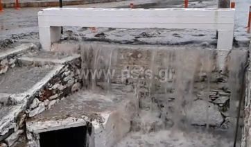 Πάρος: «Φούσκωσε» το ποτάμι της Νάουσας (Βίντεο)