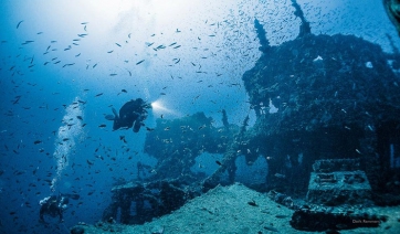 Σε βάθος 100 μέτρων κρύβεται μια ιστορία 100 ετών. Και μέσα σε μια ακτίνα δύο ναυτικών μιλίων στα νερά της Τζιας