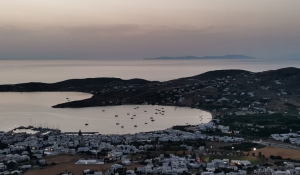 Πάρος: Πλωτές φωτεινές «πολιτείες» τα πλοία που καταπλέουν τις Αυγουστιάτικες νύχτες στο νησί (Βίντεο)