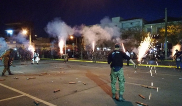 Αναβίωσε και φέτος, όπως κάθε χρόνο, το εντυπωσιακό έθιμο του σαϊτοπόλεμου στην Καλαμάτα