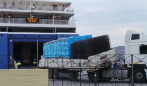 Μετατόπιση φορτίου σε νταλίκα στο λιμάνι της Ερμούπολης