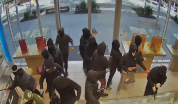 Ληστεία που θύμισε ταινία στην Καλιφόρνια: 30 μασκοφόροι μπούκαραν σε κοσμηματοπωλείο και έφυγαν με λεία $1 εκατ. - Δείτε βίντεο