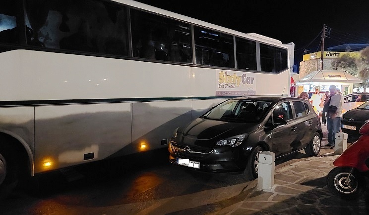 Πάρος: Κυκλοφορικό χάος στην Παροικία – Παρκαρισμένα Ι.Χ., λεωφορείο και ασθενοφόρο σε κομφούζιο κοντά στο λιμάνι…