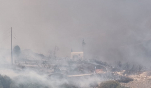 Πάρος: Συνεχίζεται το καταστροφικό έργο της πυρκαγιάς – Από Χοιρόλακκα κατευθύνεται προς Λεύκες… (Βίντεο)