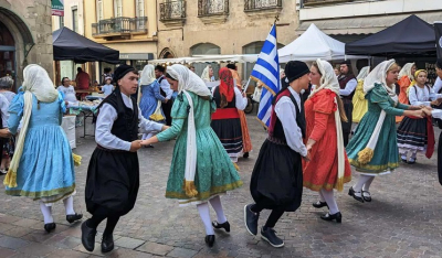Πάρος: «Μουσικοχορευτικά» γυρίσματα top μαγειρικής εκπομπής στο λιμανάκι της Νάουσας