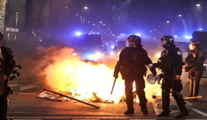 Γαλλία: Επεισοδιακές διαδηλώσεις - Έβαλαν φωτιές, έκαψαν την πύλη του δημαρχείου στο Μπορντό