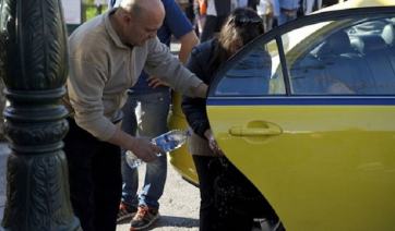 Γεννητούρια στην... Ακαδημίας: Το βιαστικό μωρό γεννήθηκε στο ταξί