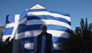 Άργος: Ο αντιδήμαρχος κάλυψε το σπίτι του με ελληνική σημαία 140 τ.μ.