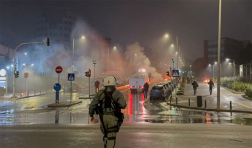 Θύελλα αντιδράσεων έχει ξεσηκώσει το σκηνικό εμπόλεμης ζώνης έξω από το ΑΠΘ (βίντεο)