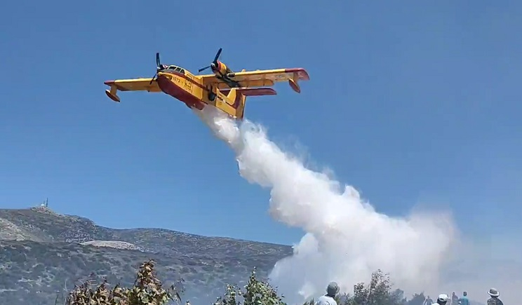 Φωτιά στην Τήνο: Σηκώθηκαν και εναέρια μέσα