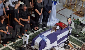 Λάρισα: Ραγίζουν καρδιές στην κηδεία της 19χρονης Θάλειας