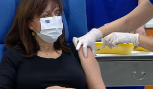 Κατερίνα Σακελλαροπούλου: Έκανε την τρίτη δόση του εμβολίου