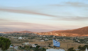 Πάρος: Οι καπνοί από τη φωτιά της Χίου έχουν «σκεπάσει» το γειτονικό νησί της Νάξου