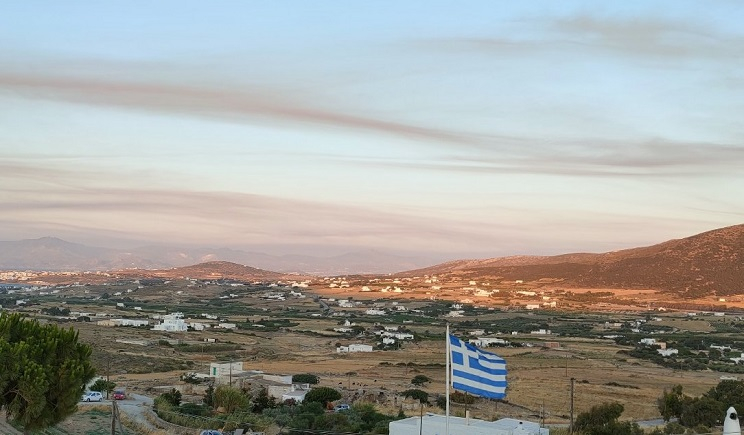 Πάρος: Οι καπνοί από τη φωτιά της Χίου έχουν «σκεπάσει» το γειτονικό νησί της Νάξου