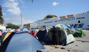 Ασφυκτικά γεμάτος παραμένει ο Πειραιάς - Αλλαξαν πύλη οι πρόσφυγες