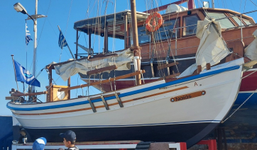 Πάρος – Καπετανέϊκα: Εντυπωσιακή καθέλκυση του νεότευκτου τρεχαντηριού «Ναιάς» - Παρθενικό «ταξίδι» στο λιμάνι της Νάουσας! (Βίντεο)