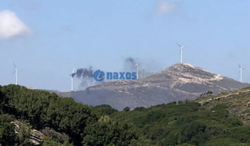 Φωτιά σε ανεμογεννήτρια στην Κόρωνο Νάξου (video+φώτος)