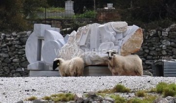 Τοποθετούνται στην Παροικία τα γλυπτά του 1ου Συμποσίου Γλυπτικής Πάρου