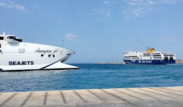 Πάρος – Δεκαπενταύγουστο: Τιμές στην Παναγία Εκατονταπυλιανή απέδωσαν τα πλοία στο λιμάνι του νησιού