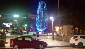 Καβάλα: Άναψε το… χριστουγεννιάτικο δέντρο καλοκαιριάτικα