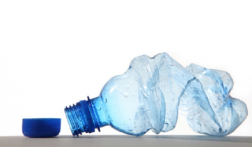 Μπαίνει φόρος ανακύκλωσης στα πλαστικά μπουκάλια