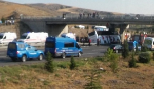 Τουρκία: Λεωφορείο με 53 επιβάτες «καρφώθηκε» σε στύλο γέφυρας - 5 νεκροί