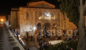Δέος και συγκίνηση στον Ιερό Ναό της Παναγίας Εκατονταπυλιανής στην Πάρο (Βίντεο)