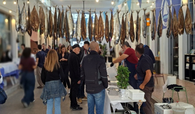 Η Πάρος γιόρτασε τα «Παστά» της και τις ρίζες της στην καρδιά της Αθήνας με μια διήμερη γιορτή αφιερωμένη στη γαστρονομία, την παράδοση και τον πολιτισμό του νησιού