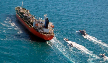 Το Ιράν εξετάζει το κλείσιμο του Στενού του Ορμούζ - Β. Κικίλιας: «Ιδιαίτερη προσοχή στα πληρώματα των πλοίων μας που βρίσκονται εκεί» (βίντεο)